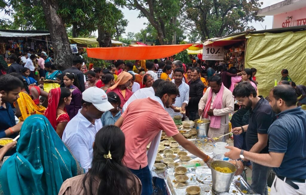 श्रावण मास के अंतिम सोमवार को पथलेश्वरनाथ धाम में सपा नेता पवन दूबे ने महा भंडारे का किया आयोजन