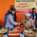 स्टर्लिंग पब्लिक स्कूल की छात्राओं ने पुलिसकर्मियों को बांधी राखी, कोठीभार थाने में मनाया रक्षाबंधन