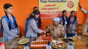 स्टर्लिंग पब्लिक स्कूल की छात्राओं ने पुलिसकर्मियों को बांधी राखी, कोठीभार थाने में मनाया रक्षाबंधन