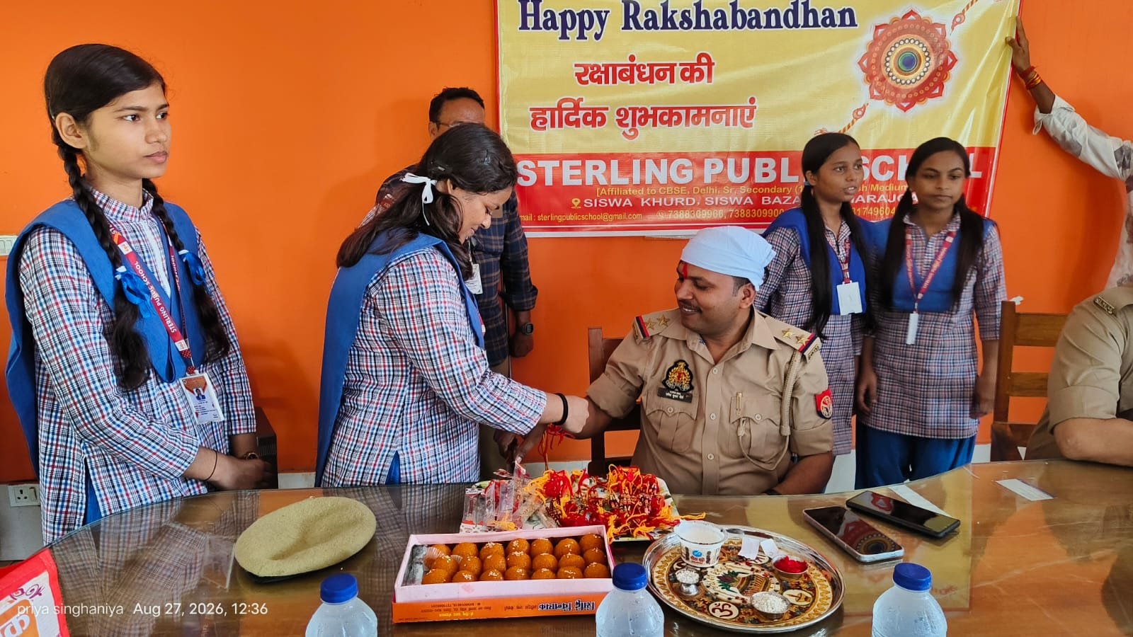 स्टर्लिंग पब्लिक स्कूल की छात्राओं ने पुलिसकर्मियों को बांधी राखी, कोठीभार थाने में मनाया रक्षाबंधन