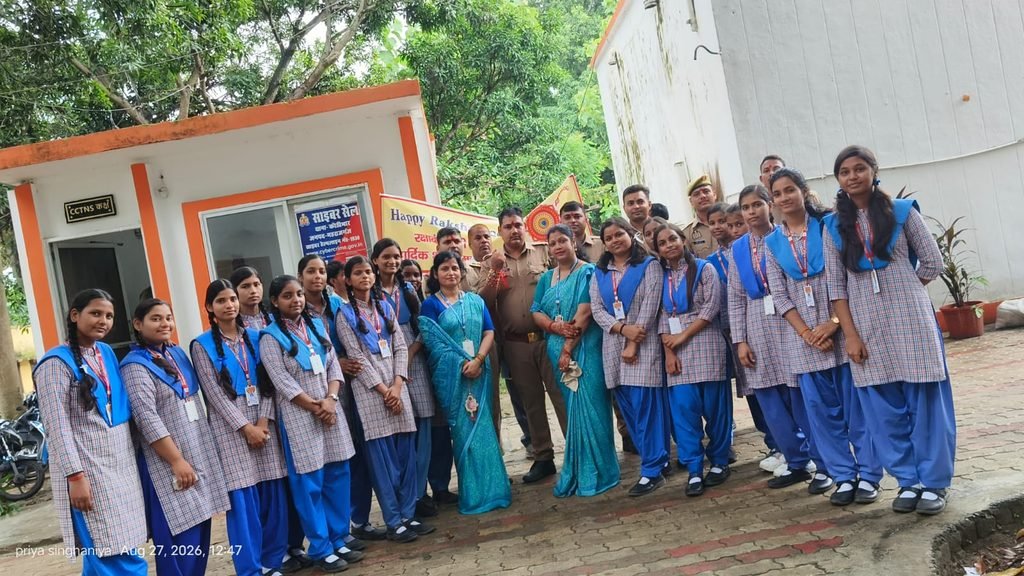 स्टर्लिंग पब्लिक स्कूल की छात्राओं ने पुलिसकर्मियों को बांधी राखी, कोठीभार थाने में मनाया रक्षाबंधन