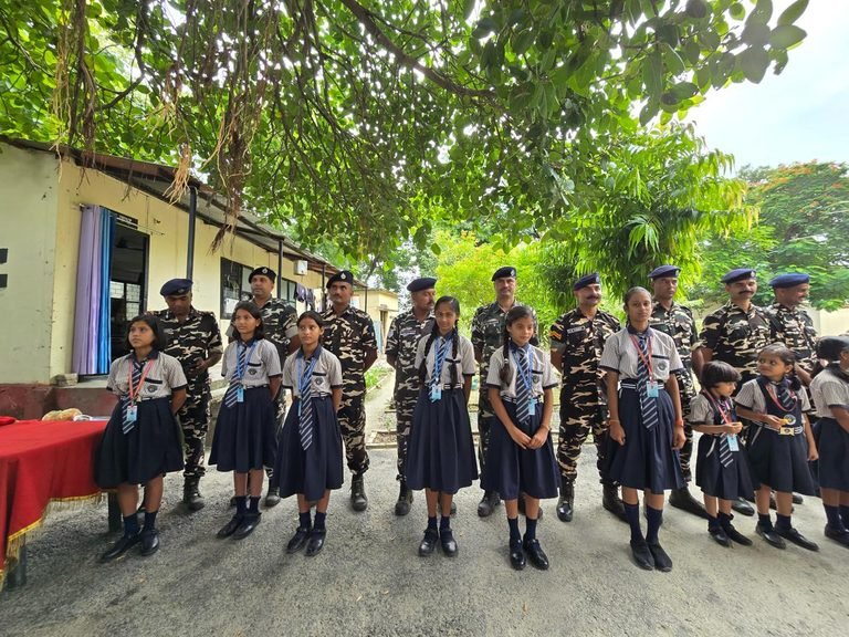 CBS पब्लिक स्कूल के बच्चों ने SSB जवानों के साथ मनाया रक्षाबंधन, बांधी राखी