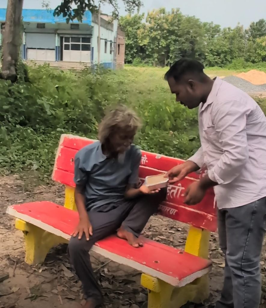 पिता की स्मृति में बेटों ने बढ़ाया सेवा का हाथ, दिव्यांग और जरूरतमंद के बीच फूड पैकेट का वितरण