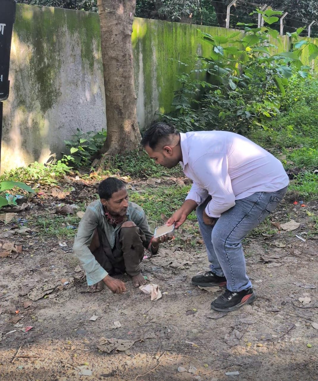 पिता की स्मृति में बेटों ने बढ़ाया सेवा का हाथ, दिव्यांग और जरूरतमंद के बीच फूड पैकेट का वितरण