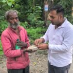 पिता की स्मृति में बेटों ने बढ़ाया सेवा का हाथ, दिव्यांग और जरूरतमंद के बीच फूड पैकेट का वितरण