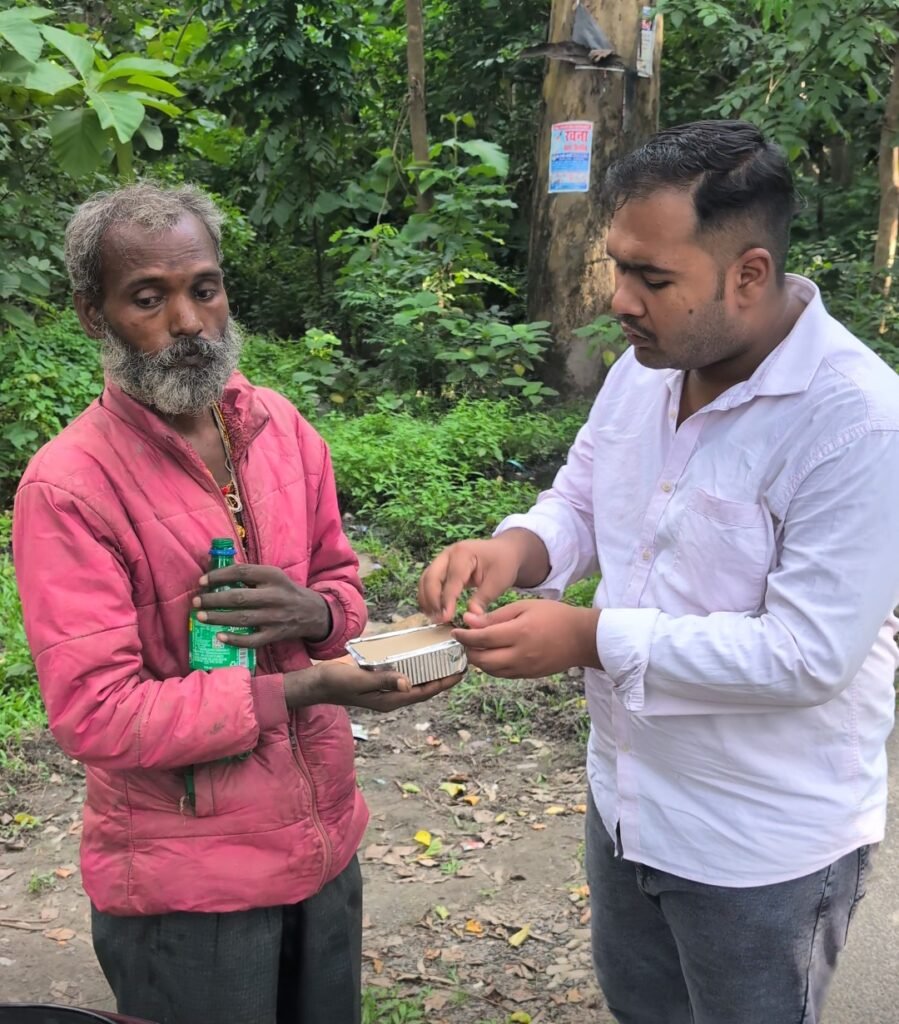 पिता की स्मृति में बेटों ने बढ़ाया सेवा का हाथ, दिव्यांग और जरूरतमंद के बीच फूड पैकेट का वितरण