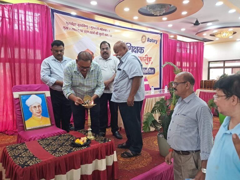 सिसवा में रोटरी क्लब निचलौल ने शिक्षक सम्मान समारोह में गुरुजनों का हुआ सम्मान