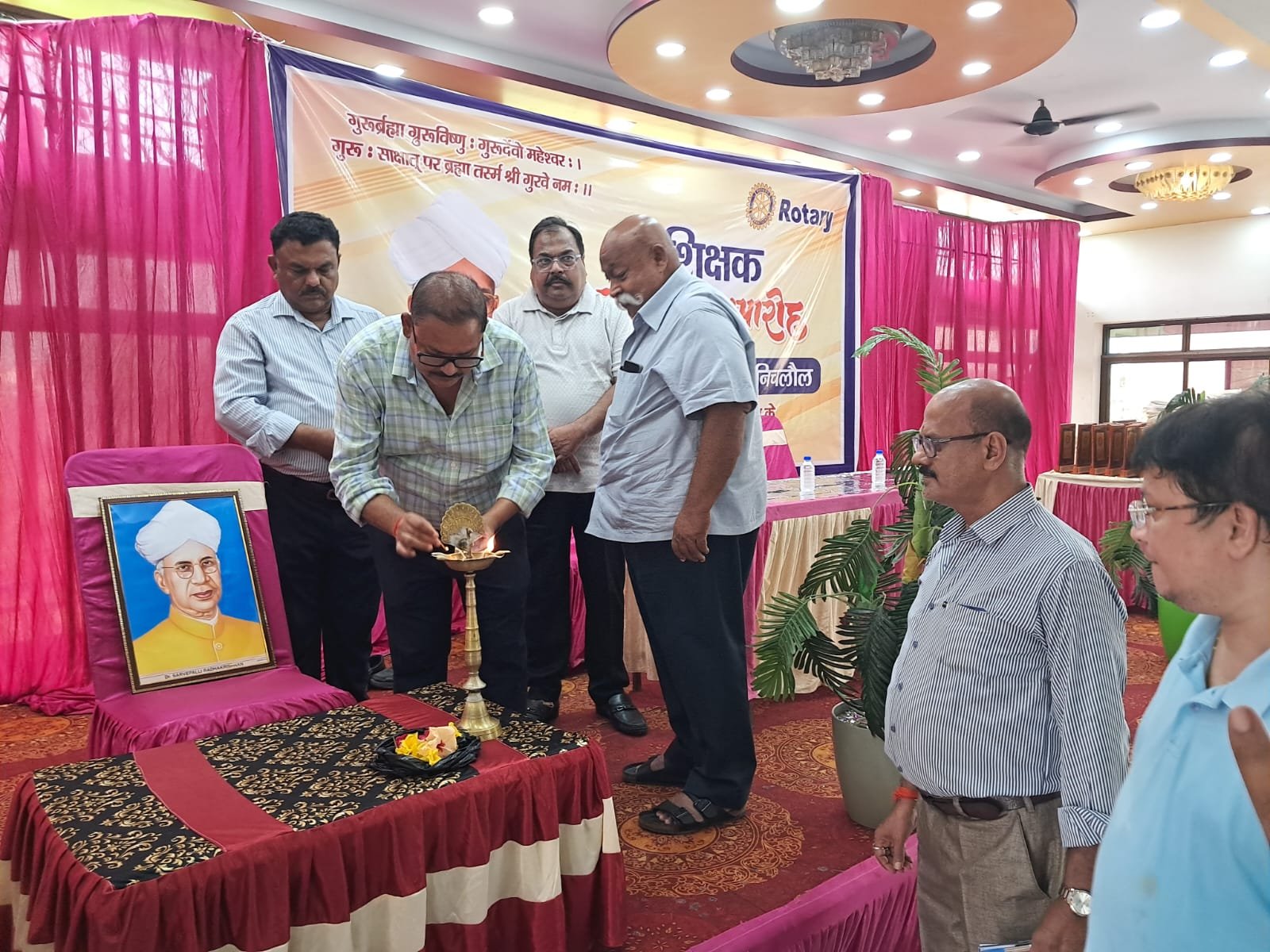 सिसवा में रोटरी क्लब निचलौल ने शिक्षक सम्मान समारोह में गुरुजनों का हुआ सम्मान