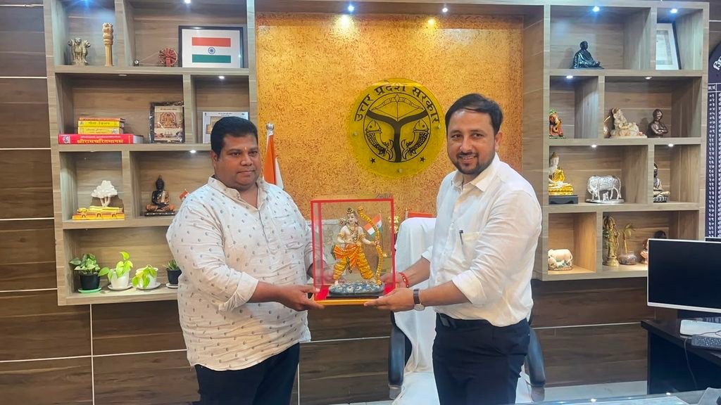 कृष्णा और सद्दाम की बहादुरी को सलाम, डीएम ने प्रशस्ति पत्र व स्मृति चिन्ह देकर किया सम्मानित