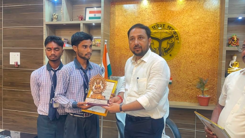 कृष्णा और सद्दाम की बहादुरी को सलाम, डीएम ने प्रशस्ति पत्र व स्मृति चिन्ह देकर किया सम्मानित