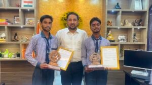 कृष्णा और सद्दाम की बहादुरी को सलाम, डीएम ने प्रशस्ति पत्र व स्मृति चिन्ह देकर किया सम्मानित
