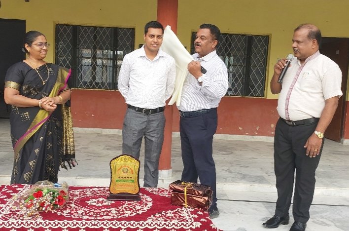 Siswa Bazar - सेंट जोसेफ्स सीनियर सेकेंडरी स्कूल में युवा वैज्ञानिक शुभम पाण्डेय का आत्मीय स्वागत