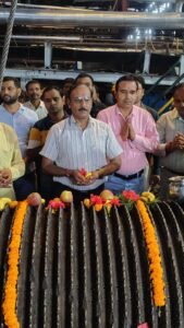IPL चीनी मिल सिसवा बाजार में हुआ रोलर पूजन, समय से पेराई सत्र शुरू कराने का संकल्प
