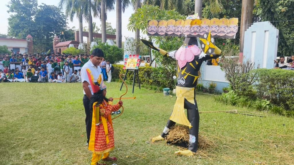 स्टर्लिंग पब्लिक स्कूल में धूमधाम से मना दशहरा पर्व, रावण दहन के साथ बच्चों ने दी मनमोहक प्रस्तुतियां