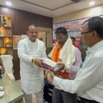 सेवानिवृत्त सफाई कर्मचारी साजन प्रसाद को नगर पालिका परिवार ने दी भावभीनी विदाई