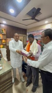 सेवानिवृत्त सफाई कर्मचारी साजन प्रसाद को नगर पालिका परिवार ने दी भावभीनी विदाई