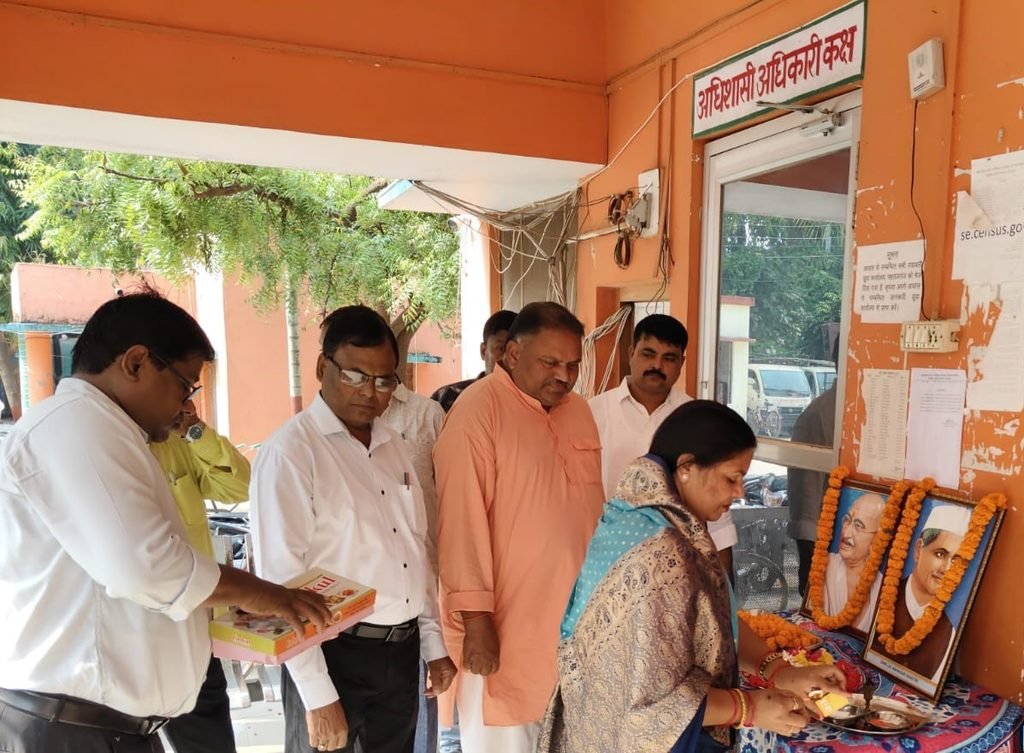 नगर पालिका परिषद सिसवा बाजार में धूमधाम से मनाई गई गांधी व शास्त्री जयंती, चलाया गया विशेष स्वच्छता अभियान