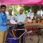 मेधावी छात्र-छात्राओं को मिला साइकिल पुरस्कार, चंद्रभान पांडे मेमोरियल ट्रस्ट ने बढ़ाया हौसला