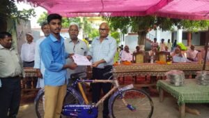 मेधावी छात्र-छात्राओं को मिला साइकिल पुरस्कार, चंद्रभान पांडे मेमोरियल ट्रस्ट ने बढ़ाया हौसला