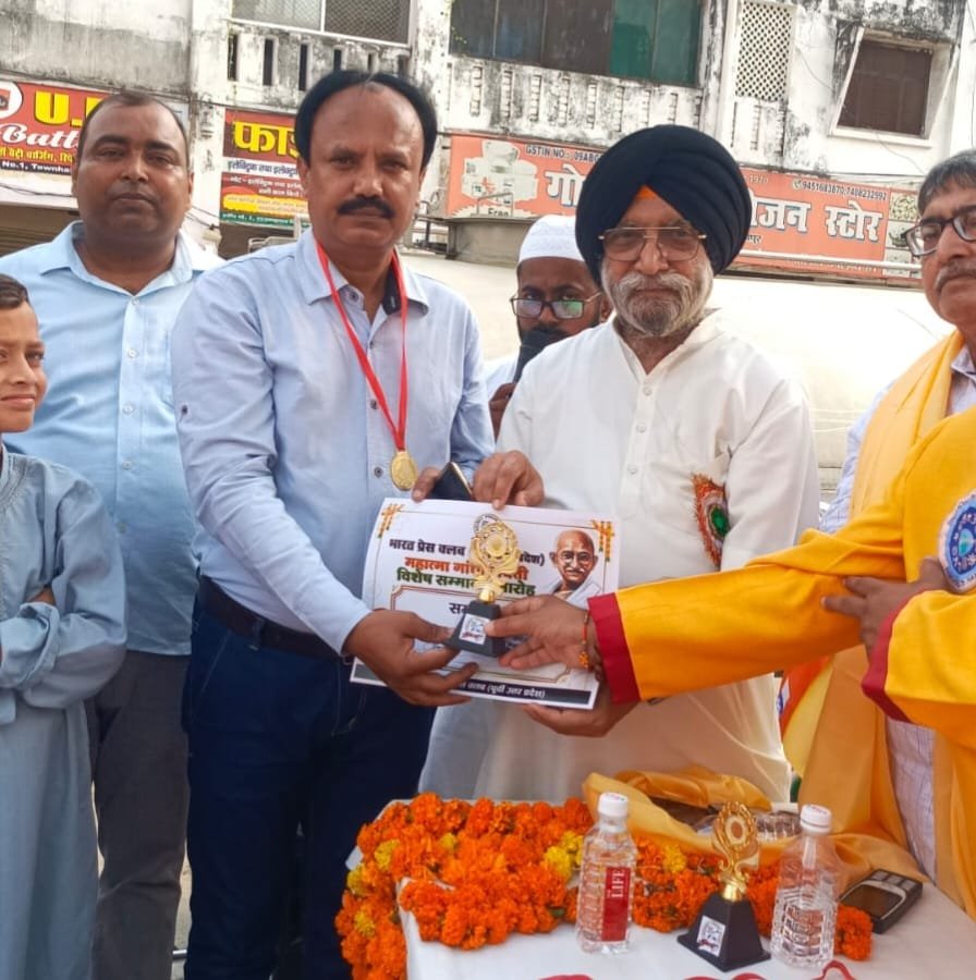 वरिष्ठ पत्रकार सेराज अहमद कुरैशी को विशेष सम्मान पत्र व स्मृति चिन्ह देकर किया गया सम्मानित