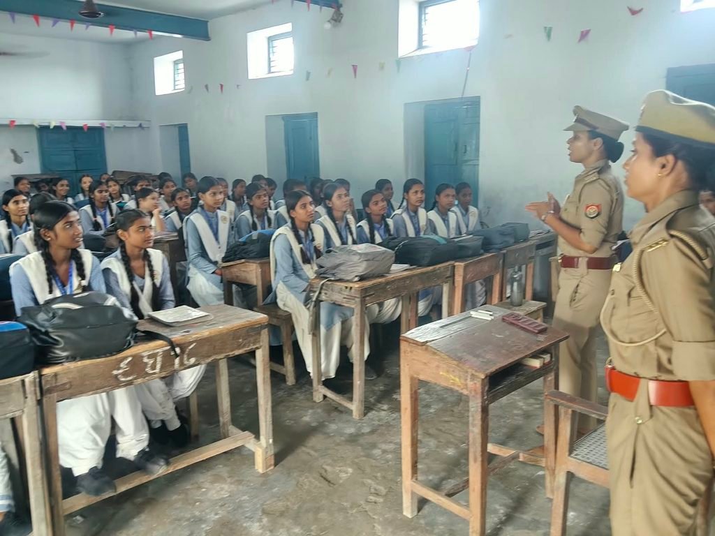 मिशन शक्ति फेज-5ः छात्राओं को साइबर अपराध और महिला सुरक्षा के प्रति किया जागरूक