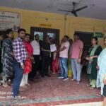 सिसवा में NHM कर्मचारियों का काला फीता बांधकर उग्र विरोध प्रदर्शन, न्यायसंगत मांगों को लेकर सरकार के खिलाफ रोष