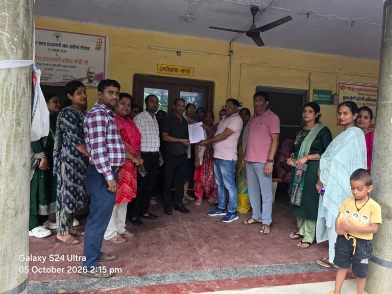 सिसवा में NHM कर्मचारियों का काला फीता बांधकर उग्र विरोध प्रदर्शन, न्यायसंगत मांगों को लेकर सरकार के खिलाफ रोष