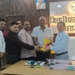 नवागत डीआईओएस का हुआ स्वागत, विद्यालयी समस्याओं पर की चर्चा