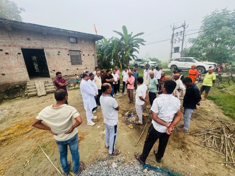 शोकाकुल परिवार के बीच पहुंचे अध्यक्ष प्रतिनिधि गिरजेश जायसवाल, आर्थिक मदद के साथ हर संभव सहयोग का भरोसा