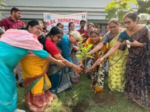 Gorakhpur News - सेण्ट ऐण्ड्रयूज कॉलेज में बी०एड० द्वितीय वर्ष के प्रशिक्षुओं द्वारा वृक्षारोपण कार्यक्रम का हुआ आयोजन