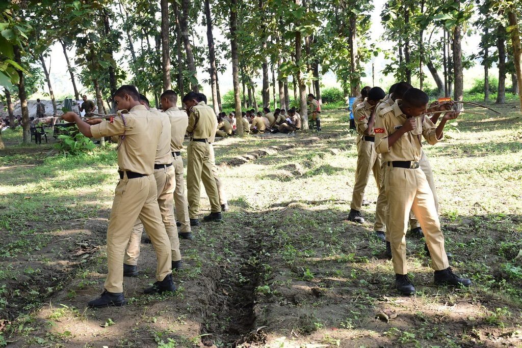 वार्षिक प्रशिक्षण शिविर 169 के छठवें दिन कैडेट्स ने सीखे फील्ड क्राफ्ट, मैप रीडिंग और आपदा प्रबंधन के गुर