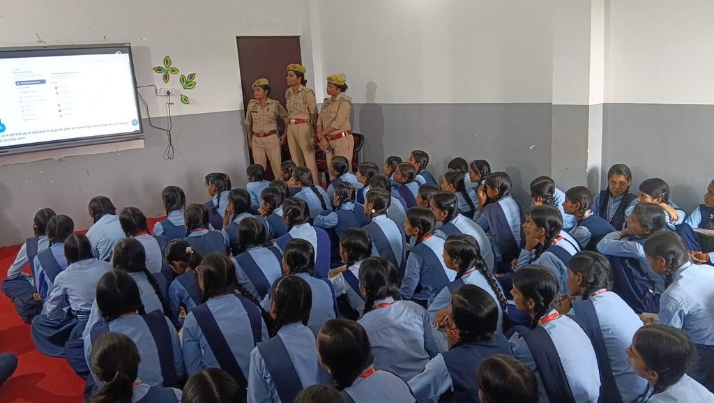 S.S. इंटर कॉलेज में मिशन शक्ति एवं साइबर अपराध के प्रति विद्यार्थियों को किया गया जागरूक