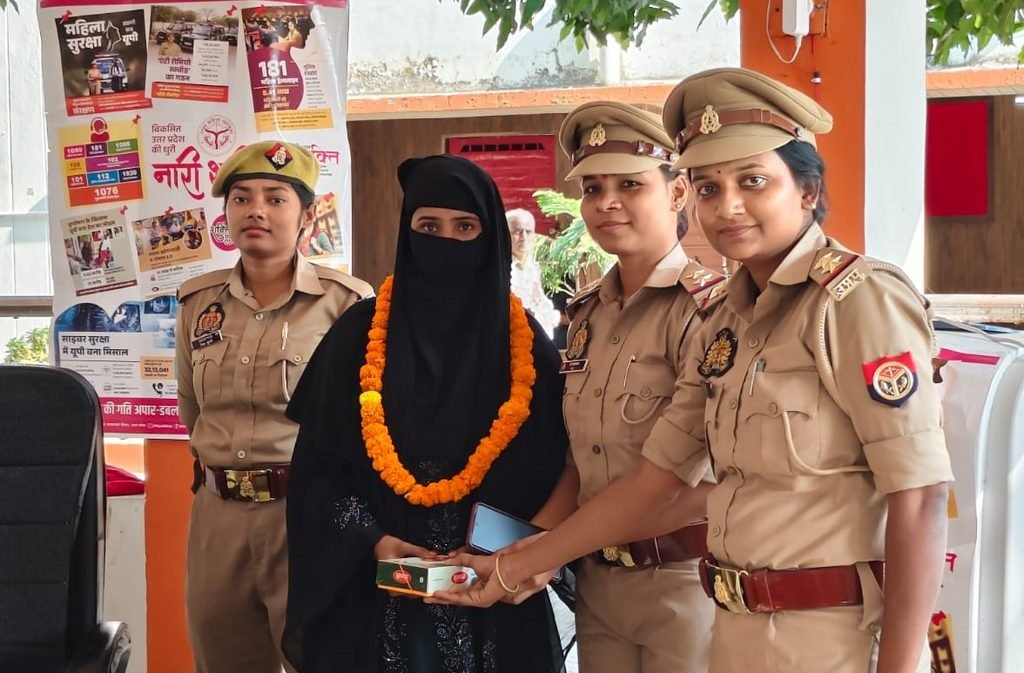 मिशन शक्ति फेज 6.0ः कोठीभार थाने में पारिवारिक मामलों के निस्तारण के बाद महिलाओं को किया गया सम्मानित, लिया फीडबैक