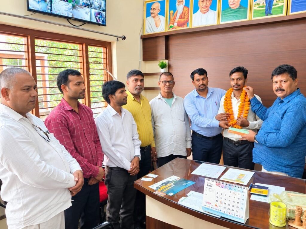 रेलवे भर्ती परीक्षा पास कर नीतीश चौहान ने बढ़ाया माता-पिता, गुरुजनों और क्षेत्र का मान